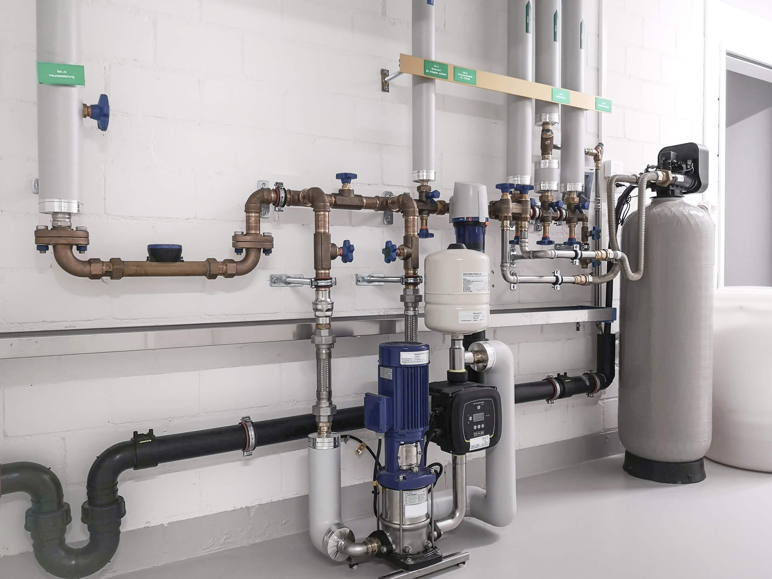 Moderne Heizungsanlage im Technikraum mit Pumpen, Rohrleitungssystem und hydraulischer Weiche - Professionelle Heizungstechnik