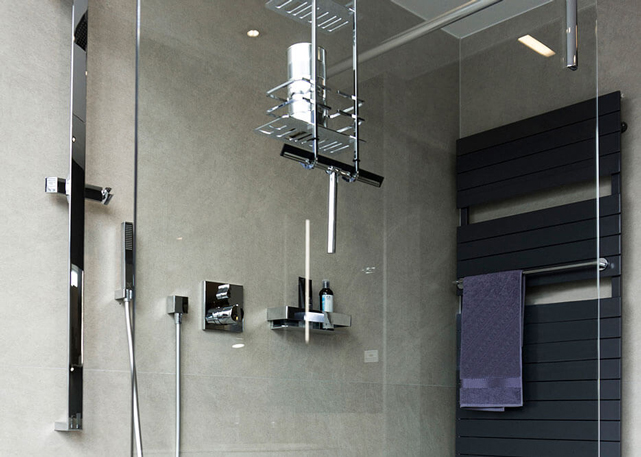 Verstellbare Wandstange mit Duschablage und Handbrause in moderner Glasdusche - Hochwertige Duschinstallation