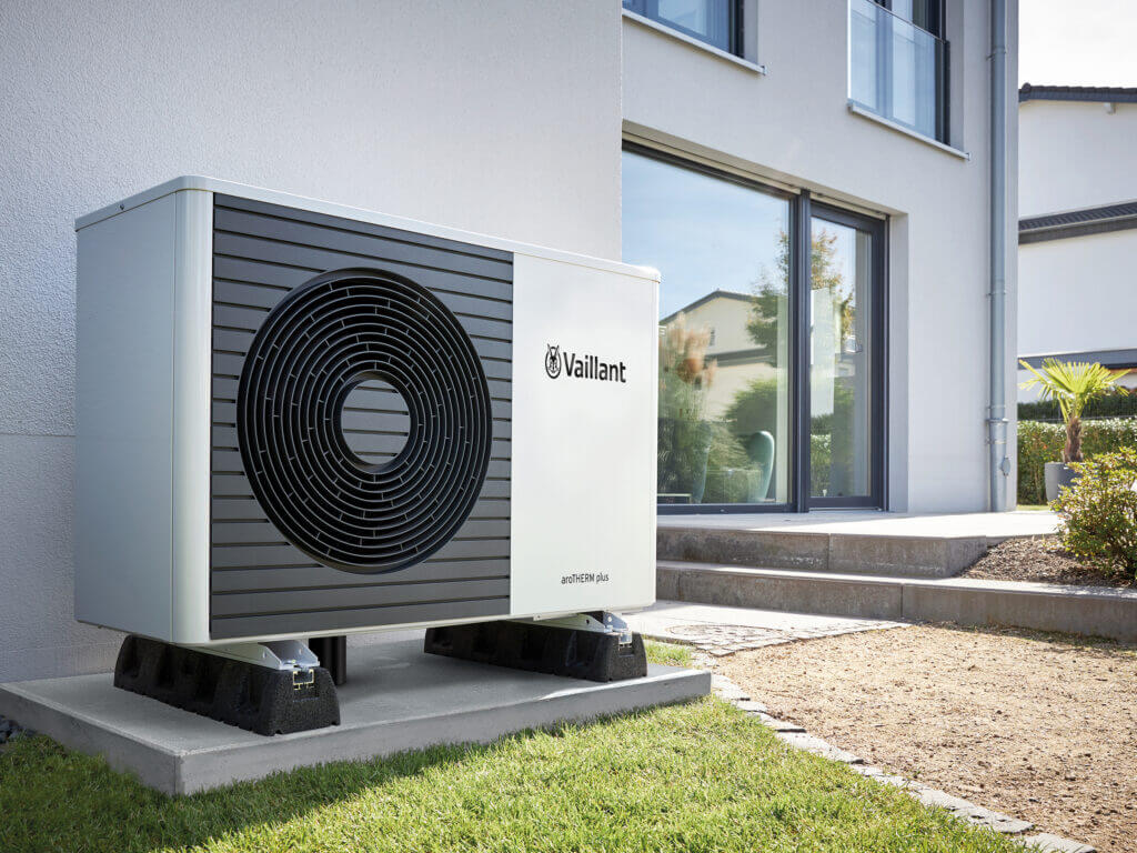 Vaillant aroTHERM plus Wärmepumpe im Garten - Moderne Außeneinheit für energieeffizientes Heizen in Bielefeld.