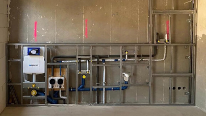 Professionelle Sanitärinstallation im Vorwandmontagesystem mit Wasseranschlüssen und Rohrleitungen. Fachgerechte Installation von Warm- und Kaltwasserleitungen, Abwasserrohren und Vorwandinstallation durch Inotec WP Bielefeld. Qualitativ hochwertige Badezimmer-Vorinstallation mit modernen Sanitärkomponenten und normgerechter Montage.